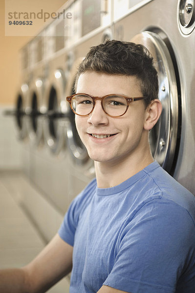 Portrait Mann lächeln warten jung Wäsche