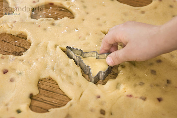 Mensch schneiden Close-up Keks Teig