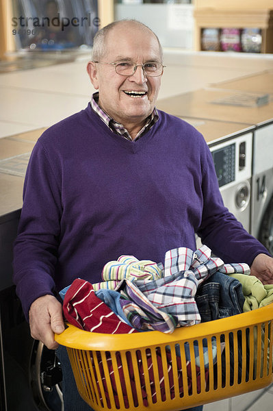 Senior Senioren Mann lächeln Wäsche