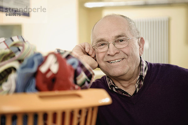 Senior Senioren Mann lächeln Wäsche