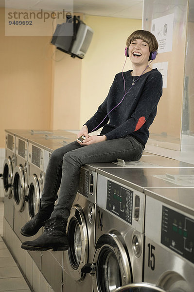 junge Frau junge Frauen zuhören lächeln waschen Maschine hoch oben Musik Klassisches Konzert Klassik