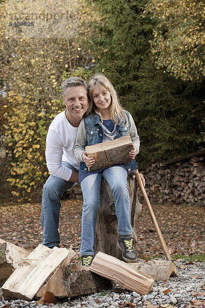 Menschlicher Vater Holz Tochter hacken