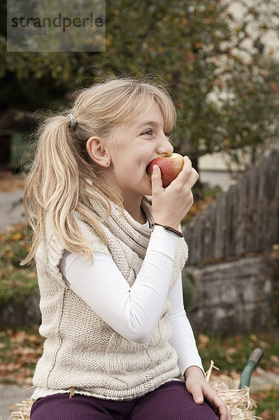 blond Apfel essen essend isst Mädchen