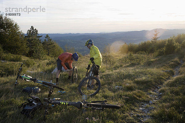 Berg Fahrradfahrer 2 Fahrrad Rad reparieren Reifen Autoreifen