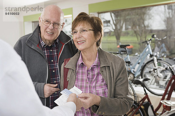Senior Senioren bezahlen zahlen Kredit Fahrrad Rad Kreditkarte Karte