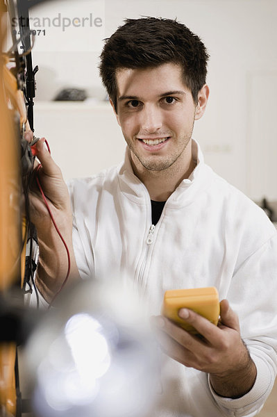 Portrait lächeln Prüfung Mechaniker Elektrische Energie