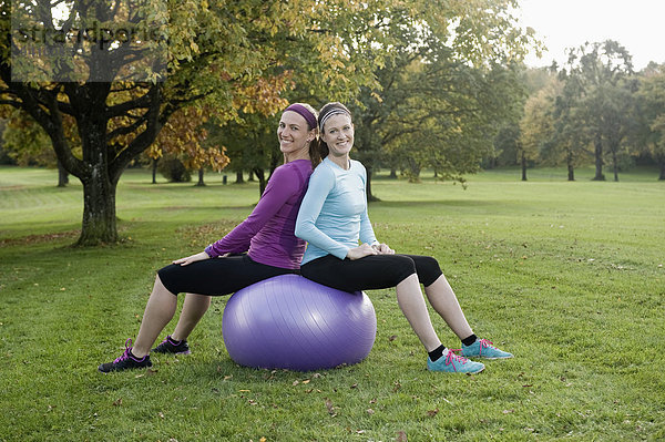 Frau Sport üben Ball Spielzeug