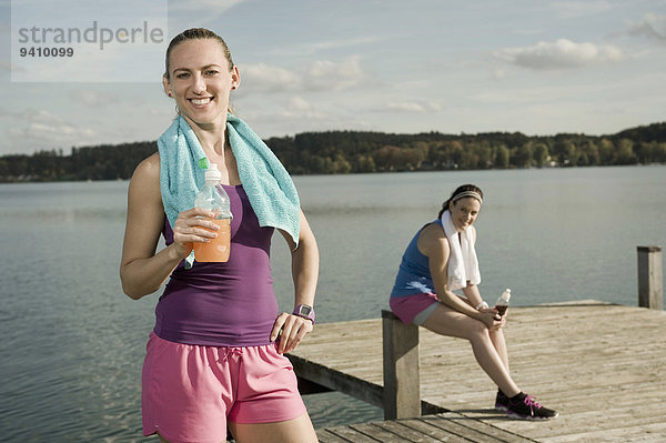 Jogging women taking a break  Woerthsee