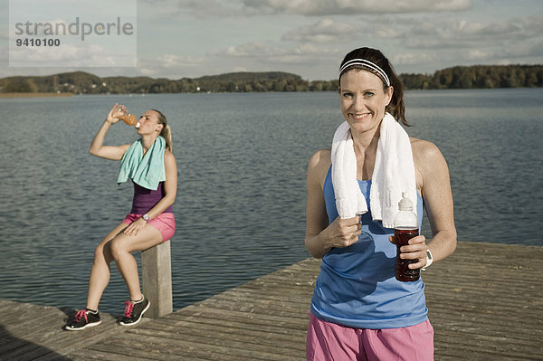 Jogging women taking a break  Woerthsee