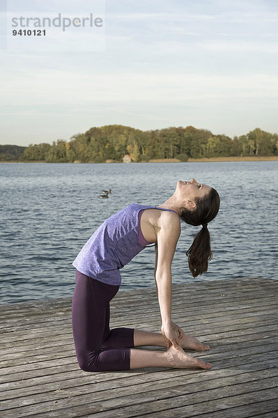 Frau üben Steg Yoga