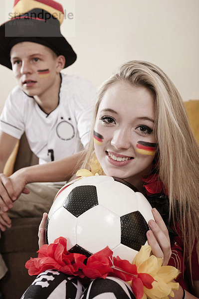 Jugendlicher Junge - Person Zimmer Fußball Ball Spielzeug Mädchen Wohnzimmer