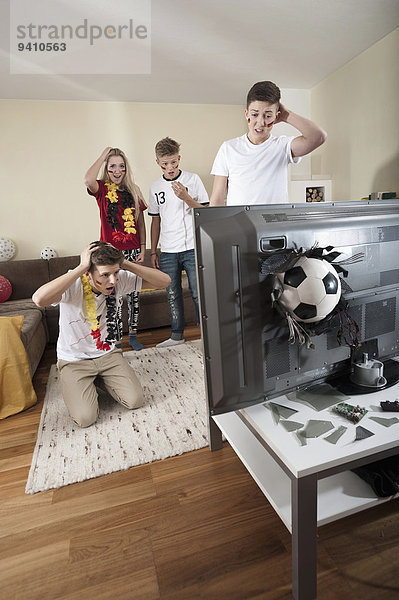 Fußballfan Jugendlicher Zimmer Fernsehen Ball Spielzeug Wohnzimmer abreißen