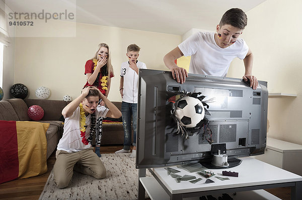 Fußballfan Jugendlicher Zimmer Fernsehen Ball Spielzeug Wohnzimmer abreißen