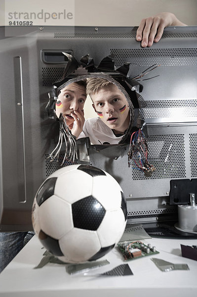 Jugendlicher sehen Junge - Person Schock Fernsehen 2 Fußball Ball Spielzeug abreißen