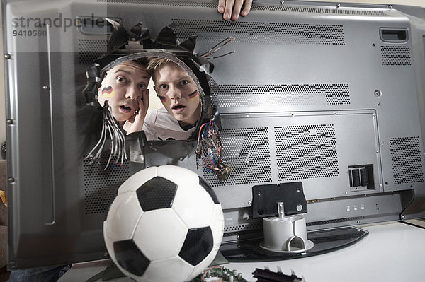 Jugendlicher sehen Junge - Person Schock Fernsehen 2 Fußball Ball Spielzeug abreißen