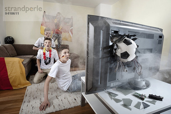 Fußballfan Jugendlicher Zimmer Fernsehen Ball Spielzeug Wohnzimmer abreißen