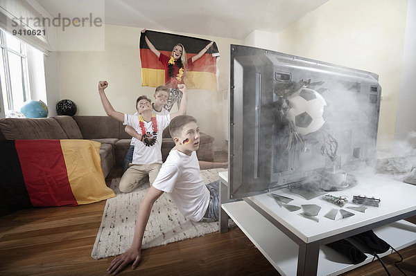 Fußballfan Jugendlicher Zimmer Fernsehen Ball Spielzeug Wohnzimmer abreißen