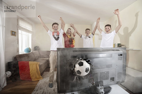 Fußballfan Jugendlicher Zimmer Fernsehen Ball Spielzeug Wohnzimmer abreißen