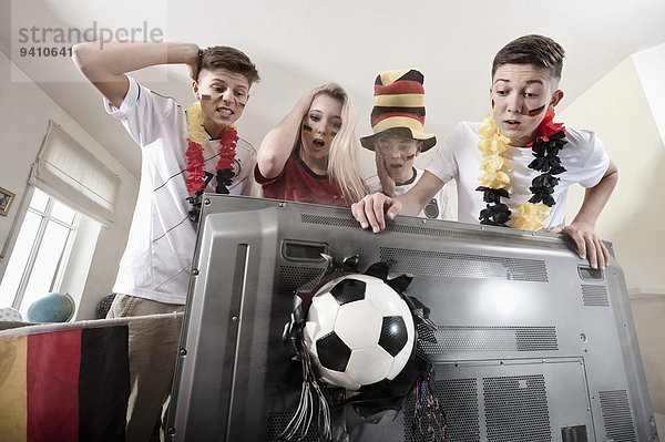 Fußballfan Jugendlicher Zimmer Fernsehen Ball Spielzeug Wohnzimmer abreißen