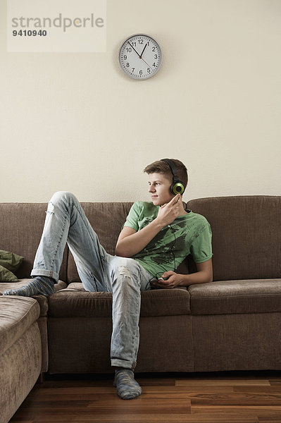 Interior zu Hause Jugendlicher zuhören Junge - Person Musik Klassisches Konzert Klassik