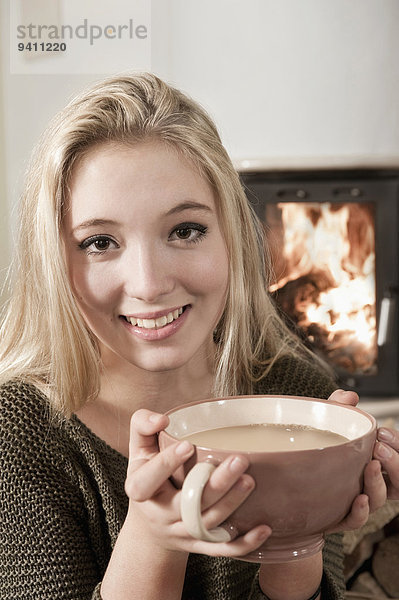 Jugendlicher blond Feuer jung trinken Kaffee Mädchen hübsch