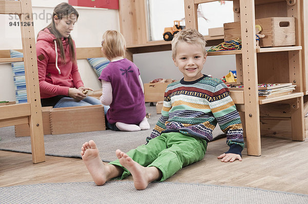 sitzend Kindergarten Junge - Person klein Boden Fußboden Fußböden