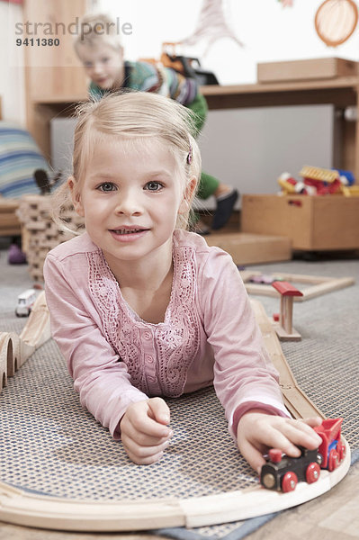 Kindergarten Portrait klein Mädchen spielen Holzeisenbahn