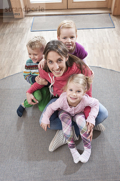 sitzend Kindergarten Fotografie Boden Fußboden Fußböden Lehrer 3