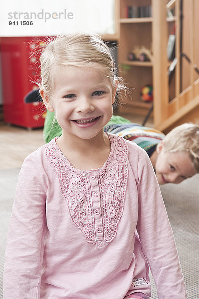 Kindergarten Portrait lächeln klein Mädchen