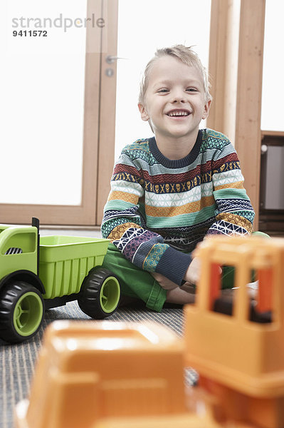 sitzend Kindergarten Portrait lächeln Junge - Person klein Boden Fußboden Fußböden