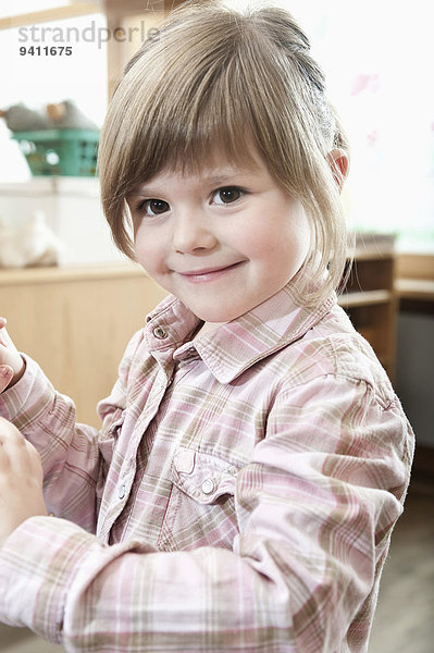 Kindergarten Portrait lächeln klein Mädchen