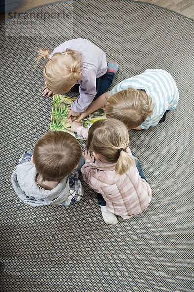 Erhöhte Ansicht Aufsicht Kindergarten 4 sehen Boden Fußboden Fußböden