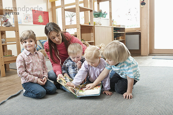 sitzend Kindergarten 4 sehen Fotografie Buch Boden Fußboden Fußböden Lehrer Taschenbuch