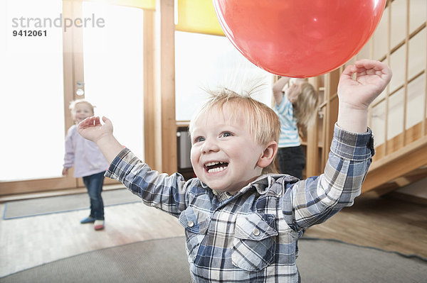 Kindergarten Luftballon Ballon rot spielen