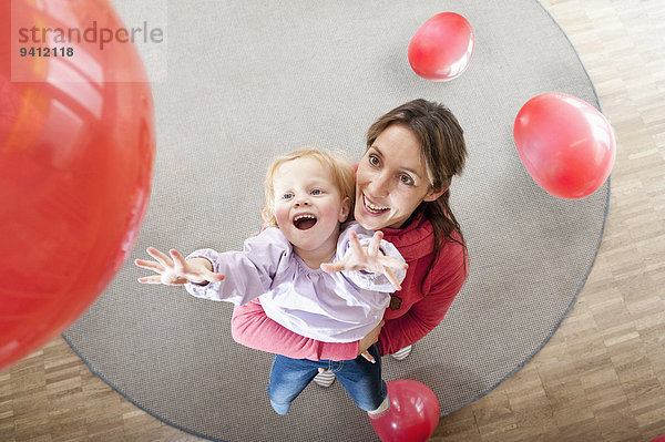 Kindergarten klein Luftballon Ballon Lehrer rot Mädchen spielen