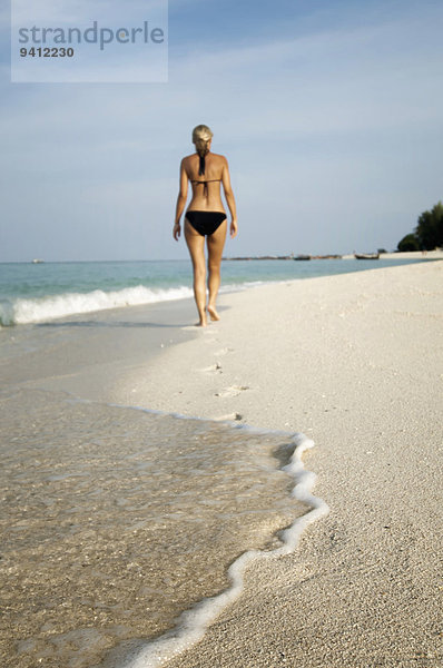 Frau gehen Strand Koh Lipe
