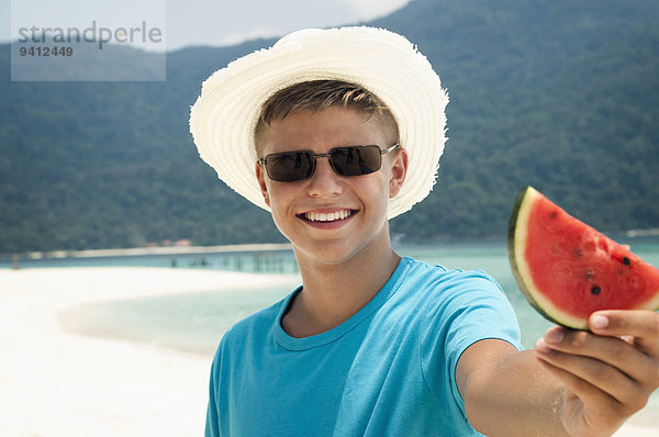 Jugendlicher lächeln Junge - Person halten Wassermelone Stück Koh Lipe