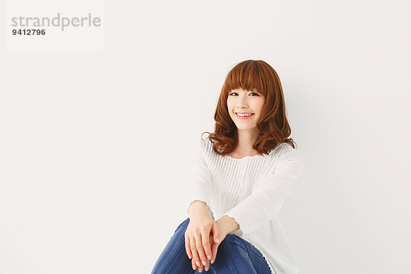 Portrait Frau weiß Hintergrund jung Länge Hälfte japanisch