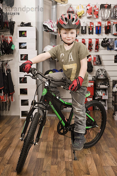Junge - Person Fahrrad Rad Laden Helm