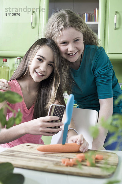 Küche Mädchen Smartphone