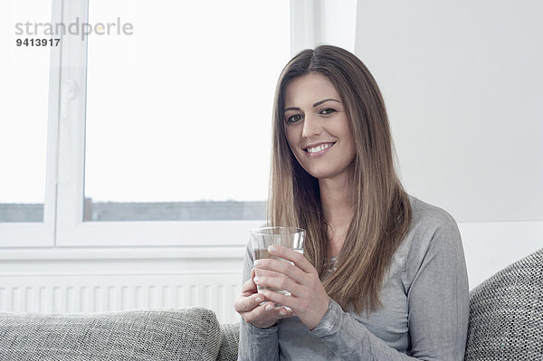 junge Frau junge Frauen Wasser Portrait Glas lächeln halten