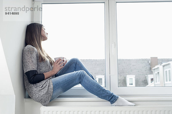 sitzend Interior zu Hause junge Frau junge Frauen Fenster Fensterbank