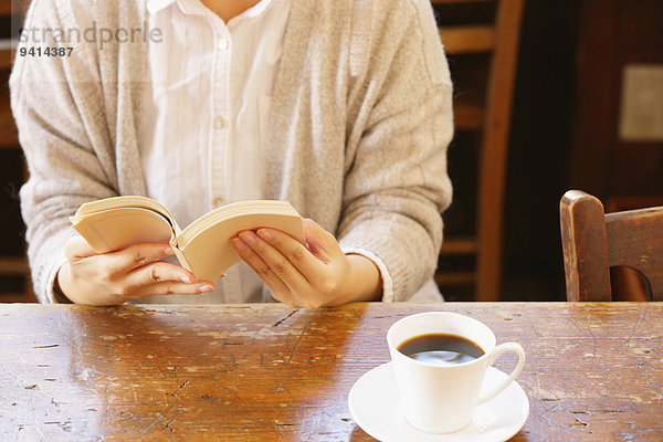 Frau Buch Cafe jung Taschenbuch japanisch vorlesen