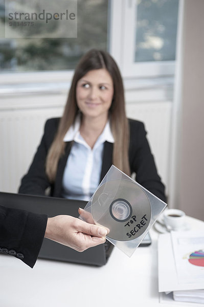 sitzend Frau Hintergrund jung Business