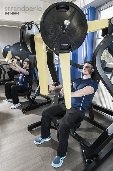 Fitness-Studio Mann Training Gewicht 2 jung