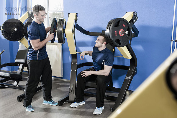 Fitness-Studio Mann Training Gewicht 2 jung