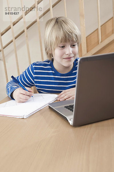 benutzen Notebook Junge - Person Hausaufgabe