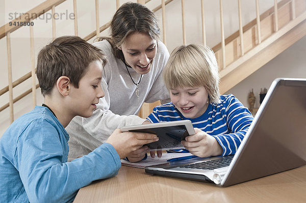 Computer Notebook Assistent Junge - Person 2 Kinderbetreuung Tablet PC