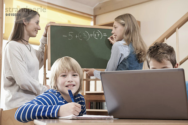 Assistent Hilfe Kinderbetreuung Hausaufgabe