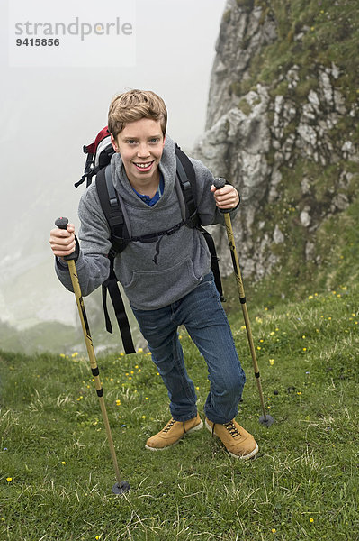 Jugendlicher Berg Junge - Person wandern Alpen